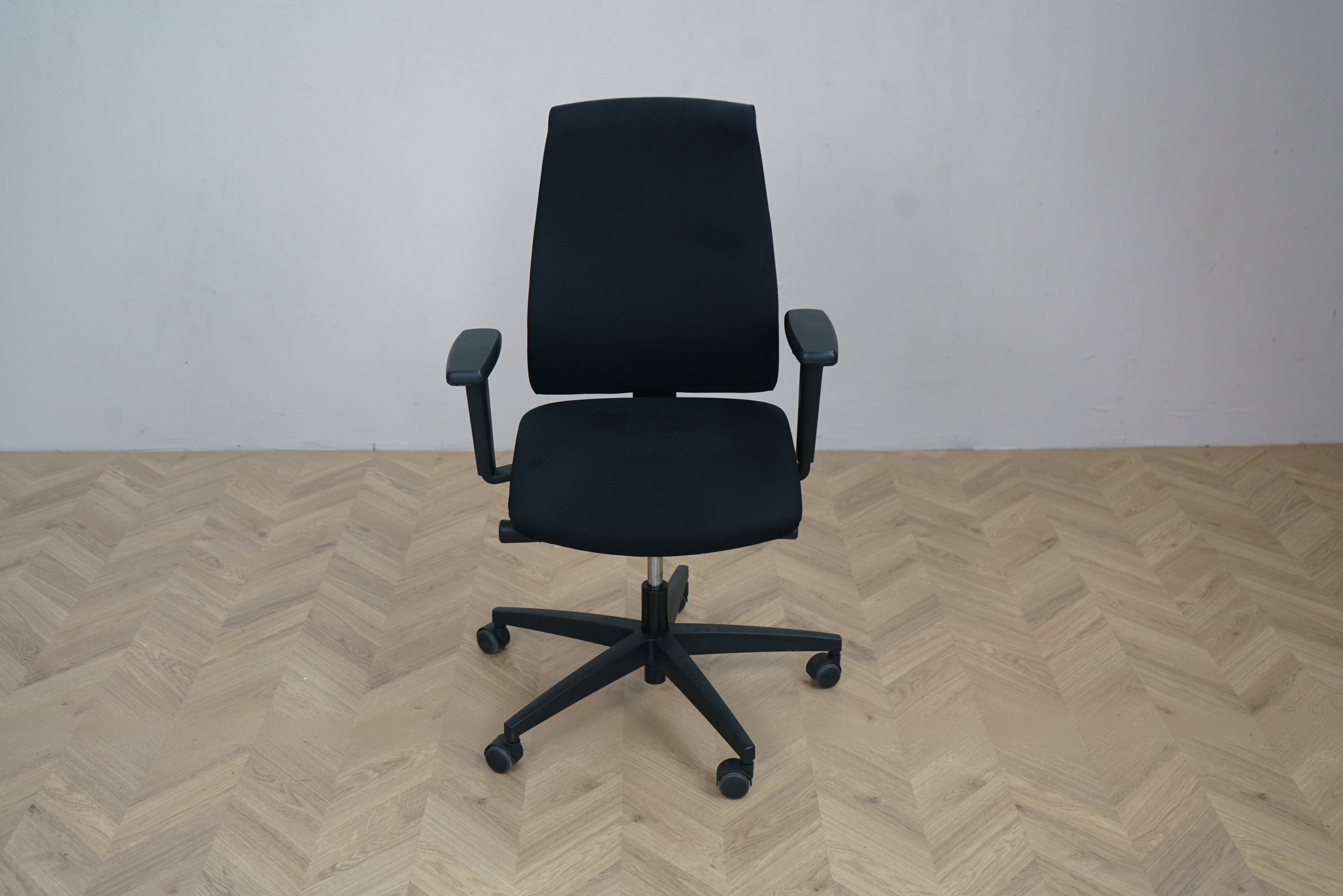 Interstuhl kontorstol i sort med armlæn og hjul – frontbillede